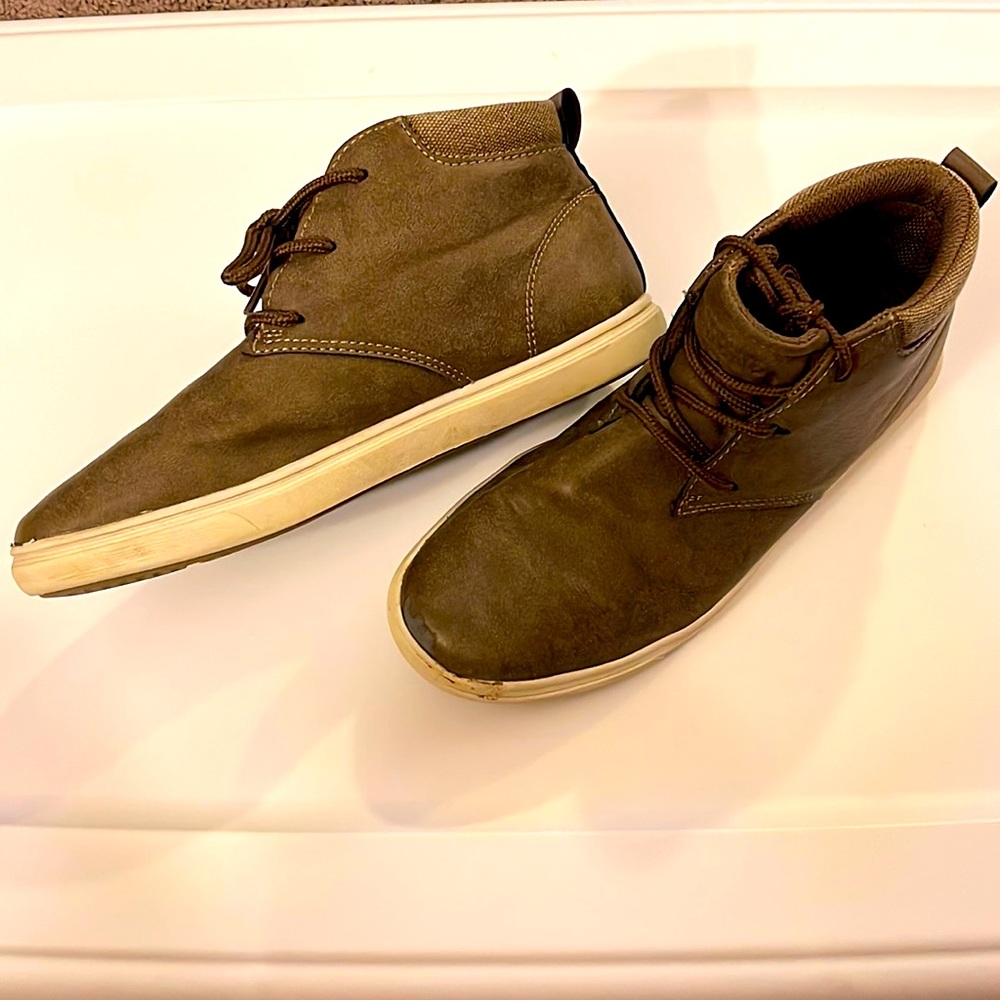 Boys Perry Ellis sneaker size 3